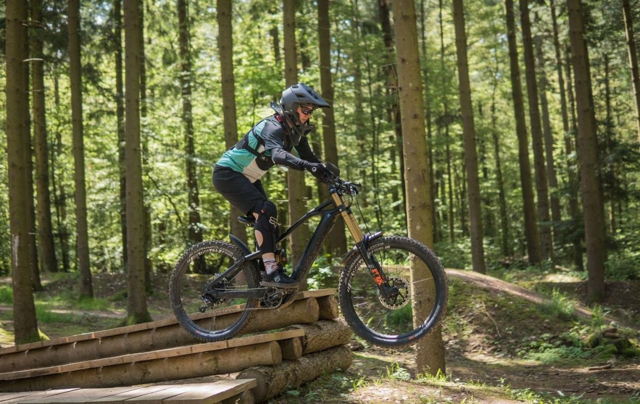 Person auf Mountainbike im Wald