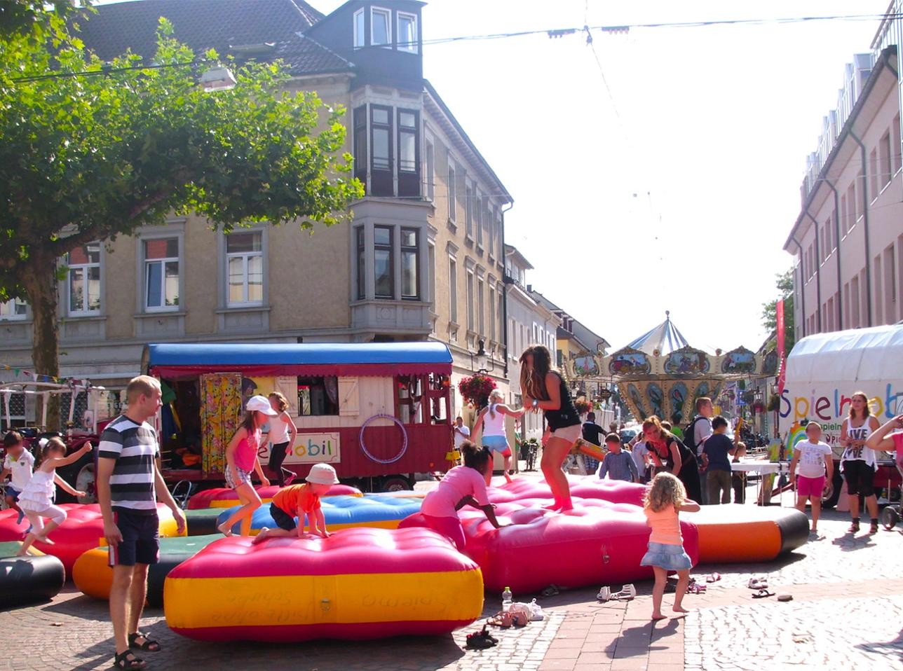 Horst Jochims Spielmobil auf dem Rastatter Marktplatz