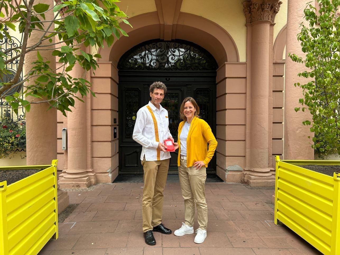 Oberbürgermeisterin Monika Müller empfängt Honorarkonsul Oliver Hunkler. Foto: Samira Kaiser/ Stadt Rastatt Oberbürgermeisterin Monika Müller und Honorarkonsul Oliver Hunkler vor dem Rathauseingang