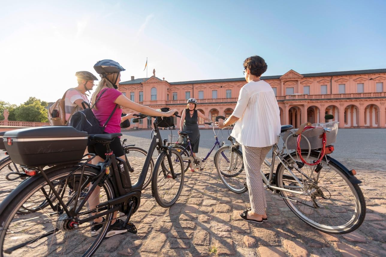 Bei einer zweistündigen Tour mit dem Fahrrad können die Teilnehmer der Führung Rastatts vergangene Geschichte entdecken. Foto: Ulrike Klumpp/Presseveröffentlichung honorarfrei Bei einer zweistündigen Tour mit dem Fahrrad können die Teilnehmer der Führung Rastatts vergangene Geschichte entdecken
