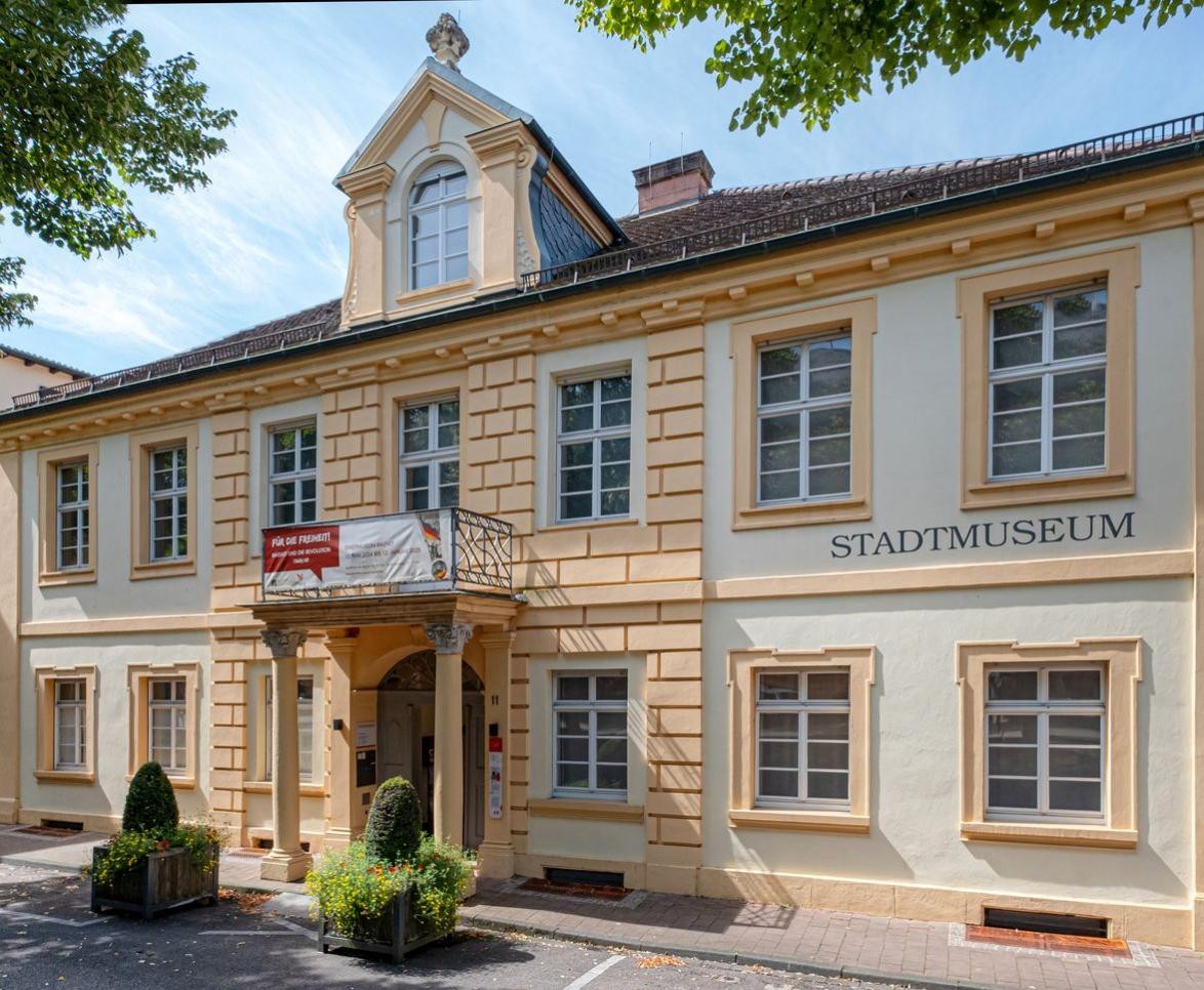 Das mobile Geschichtslabor zieht für einen Monat in das Stadtmuseum Rastatt und vermittelt die Geschichte des Konzentrationslagers Kislau sowie der NS-Diktatur. Foto: Oliver Hurst Blick auf das Stadtmuseum