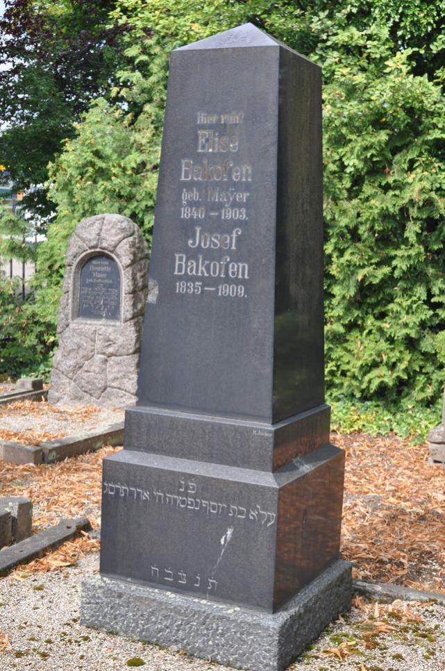 Bei der Führung werden auch die Geschichten der auf dem jüdischen Friedhof begrabenen Menschen beleuchtet. Foto: Stadtarchiv Rastatt Grabstein auf dem jüdischen Friedhof