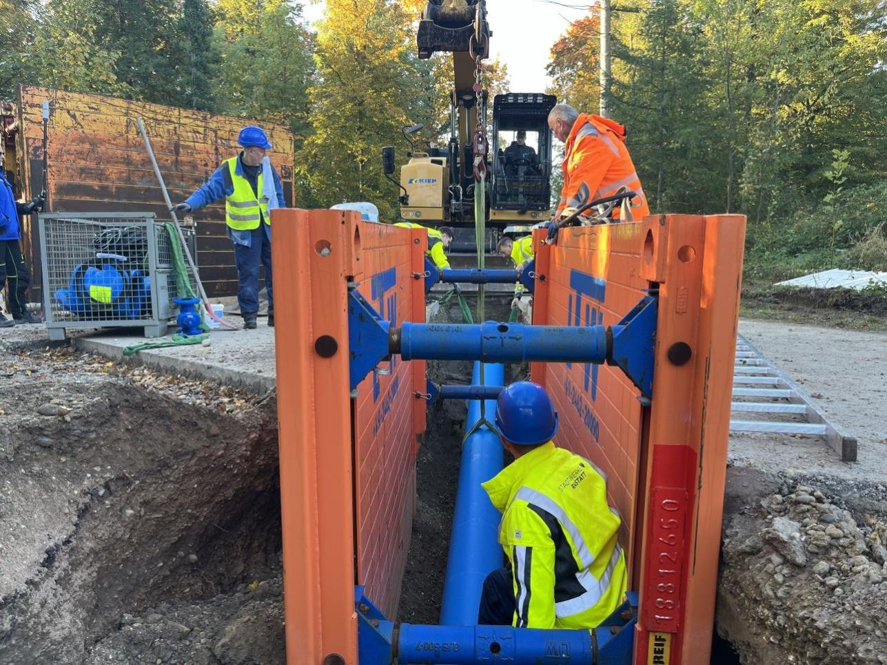 Mitarbeiter der Stadtwerke Rastatt verlegen die neue Redundanzleitung. 