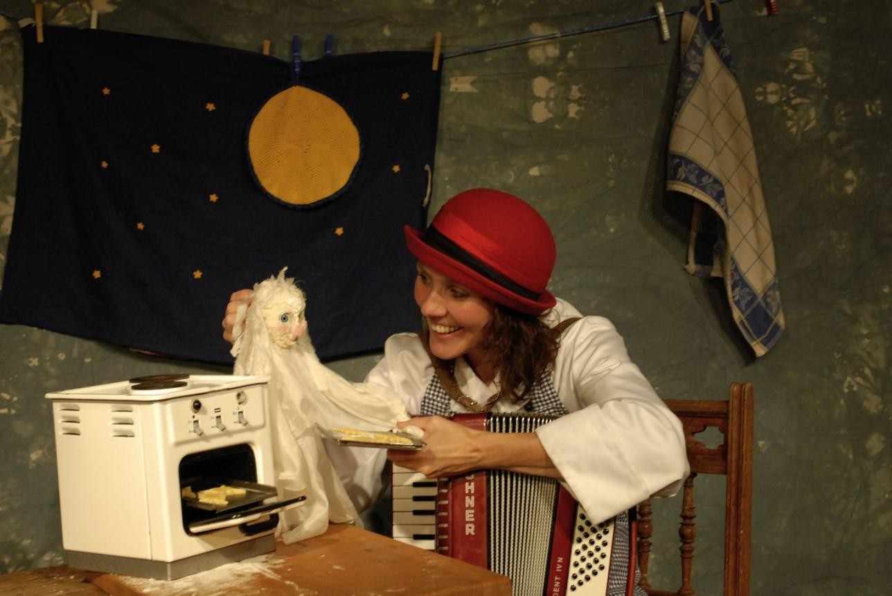 Zum Jahresabschluss bringt das Kindertheater „compania t“ am Freitag, 12. Dezember, ein verrückt-vergnügliches Weihnachtsmärchen auf die Bühne im Kellertheater der Stadtbibliothek Rastatt. Foto: Marianne Menke Frau auf Bühne