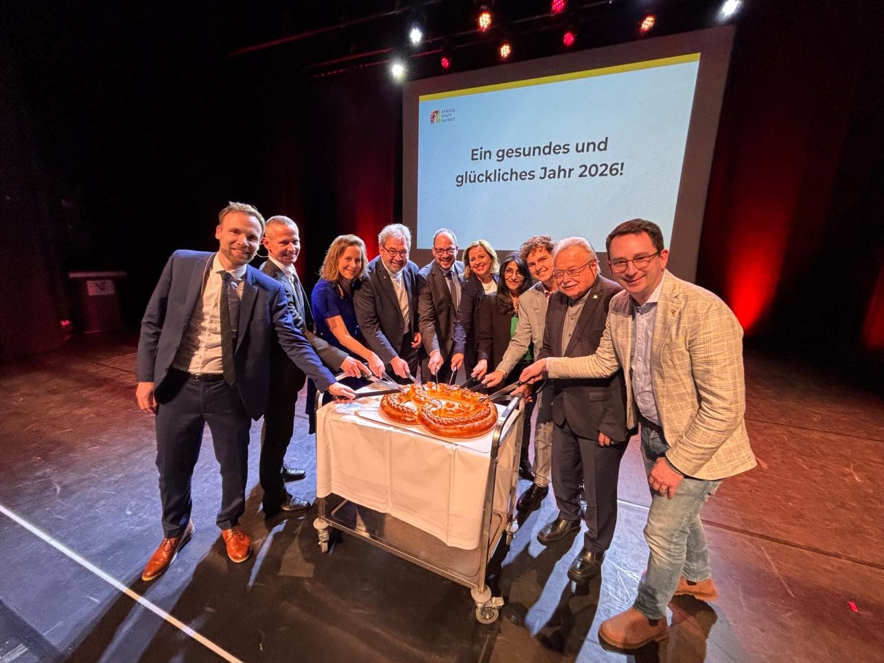 Traditioneller Auftakt ins neue Jahr: Oberbürgermeisterin Monika Müller, ihre beiden Bürgermeister Kollegen Raphael Knoth und Lutz Kirchner schneiden beim Neujahrsempfang der Stadt Rastatt gemeinsam mit Mitgliedern des Gemeinderates die Neujahrsbrezel an. Foto: Stadt Rastatt/Isabelle Joyon Oberbürgermeisterin Monika Müller, ihre beiden Bürgermeister Kollegen Raphael Knoth und Lutz Kirchner schneiden beim Neujahrsempfang der Stadt Rastatt gemeinsam mit Mitgliedern des Gemeinderates die Neujahrsbrezel an.