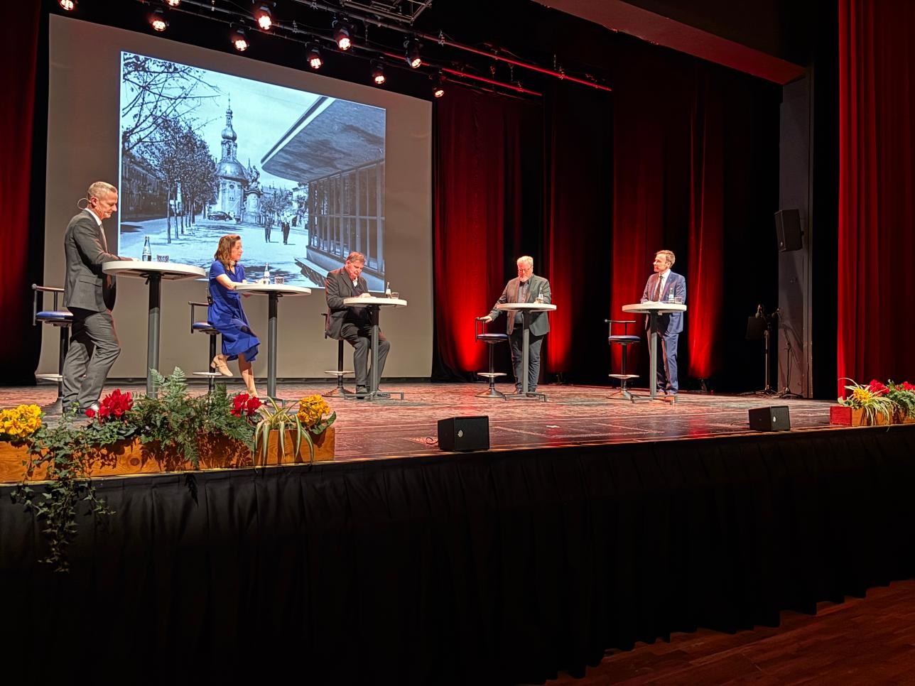 Gemeinsam mit Landkreisarchivar Martin Walter (Dritter von links) und Stadtarchivar Oliver Fieg (Zweiter von rechts) blicken Oberbürgermeisterin Monika Müller, Bürgermeister Raphael Knoth (rechts) und Bürgermeister Lutz Kirchner (links) auf „70 Jahre Große Kreisstadt“. Foto: Stadt Rastatt/Isabelle Joyon Gemeinsam mit Landkreisarchivar Martin Walter (Dritter von links) und Stadtarchivar Oliver Fieg (Zweiter von rechts) blicken Oberbürgermeisterin Monika Müller, Bürgermeister Raphael Knoth (rechts) und Bürgermeister Lutz Kirchner (links) auf „70 Jahre Große Kreisstadt“.