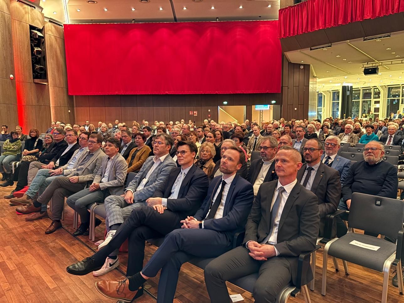 Publikum in der Badner Halle beim Neujahrsempfang
