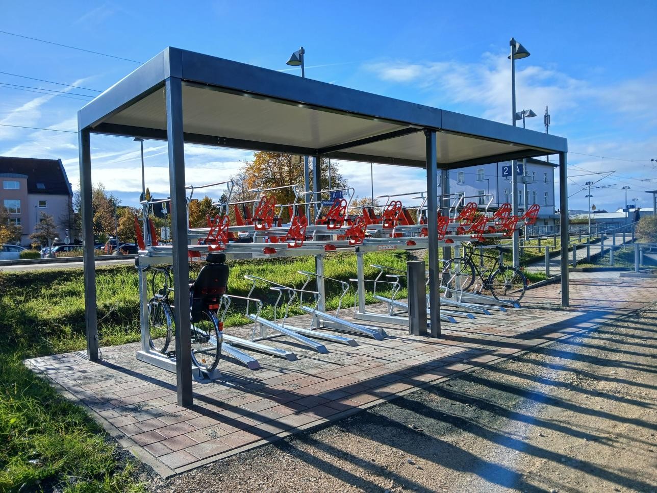 Die Fahrradabstellanlagen am Rastatter Bahnhof sind veraltet und werden nun erneuert. Künftig können Fahrräder sicher in modernen Sammelschließanlagen abgestellt werden. Beispielfoto: Kienzler Stadtmobiliar GmbH Die Fahrradabstellanlagen am Rastatter Bahnhof sind veraltet und werden nun erneuert. Künftig können Fahrräder sicher in modernen Sammelschließanlagen abgestellt werden.
