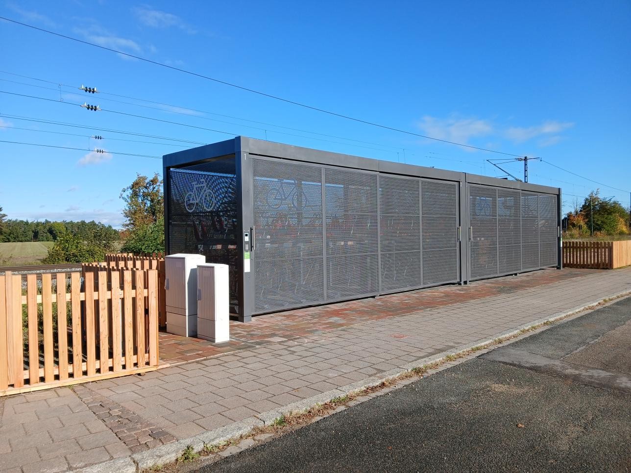 Die Fahrradabstellanlagen am Rastatter Bahnhof sind veraltet und werden nun erneuert. Künftig können Fahrräder sicher in modernen Sammelschließanlagen abgestellt werden. Beispielfoto: Kienzler Stadtmobiliar GmbH Die Fahrradabstellanlagen am Rastatter Bahnhof sind veraltet und werden nun erneuert. Künftig können Fahrräder sicher in modernen Sammelschließanlagen abgestellt werden.
