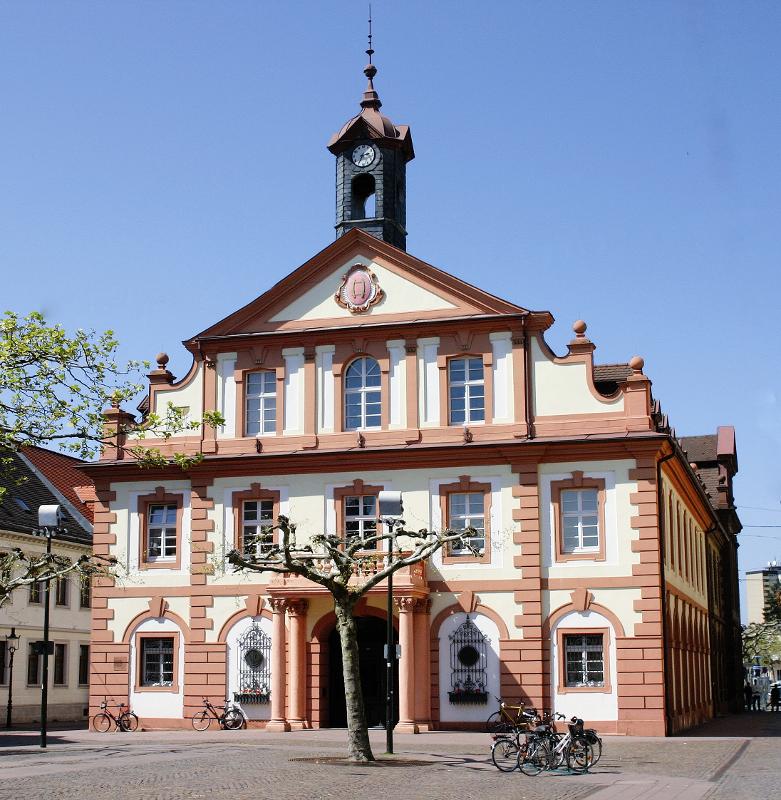 Sicht vom Marktplatz auf das historische Rathaus in Rastatt