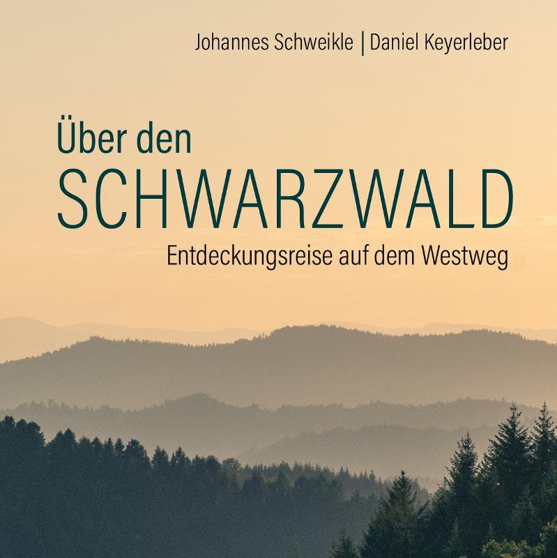 Das Titelfoto des Buches zeigt im Hintergrund einen sich rot verfärbenden Himmel und davor Tannenwald und Berggipfel.