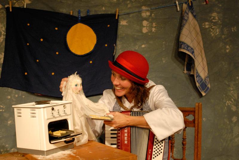 Schauspielerin des compania t Kindertheater mit Gespenst