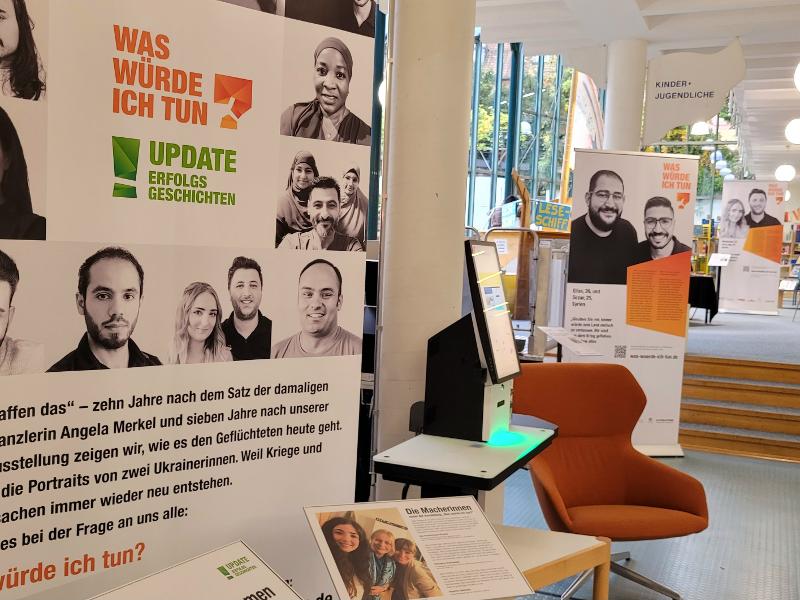 Ausstellung "Was würde ich tun? Erfolgsgeschichten" Auf großen Bildtafeln sind die Lebenswege vieler Geflüchtete porträtiert, die hier in Deutschland neu angefangen haben. Foto: Stadt Rastatt/Regine Burger