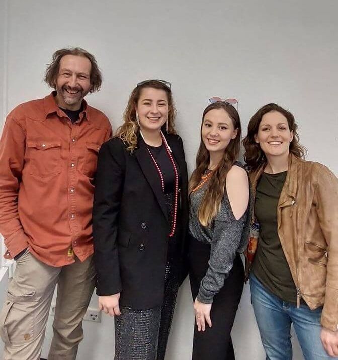 Freuen sich über die begehrte Weiterleitung zum Landeswettbewerb mit der Höchstwertung von 25 Punkten: Sopranistin Ludivine Strasser und Pianistin Karolina Kyselova (Bildmitte v.l.) mit ihren Lehrkräften der Musikschule Rastatt Lydia Eller und Uli Kofler. Foto: Familie Strasser Sopranistin Ludivine Strasser und Pianistin Karolina Kyselova (Bildmitte v.l.) mit ihren Lehrkräften der Musikschule Rastatt Lydia Eller und Uli Kofler.