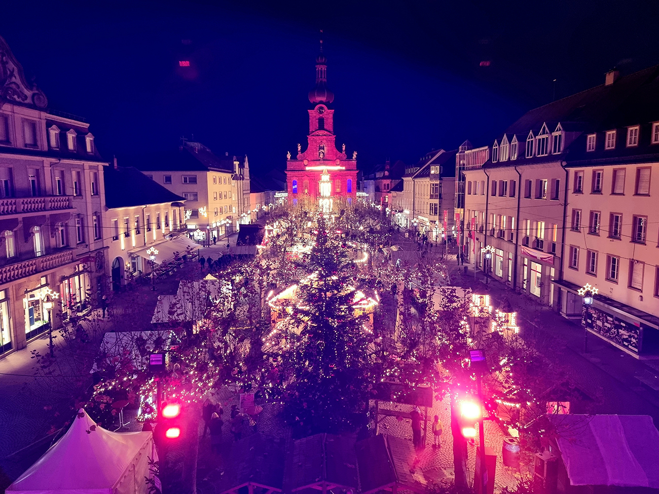 Vue du balcon de l'hôtel de ville sur le marché de Noël