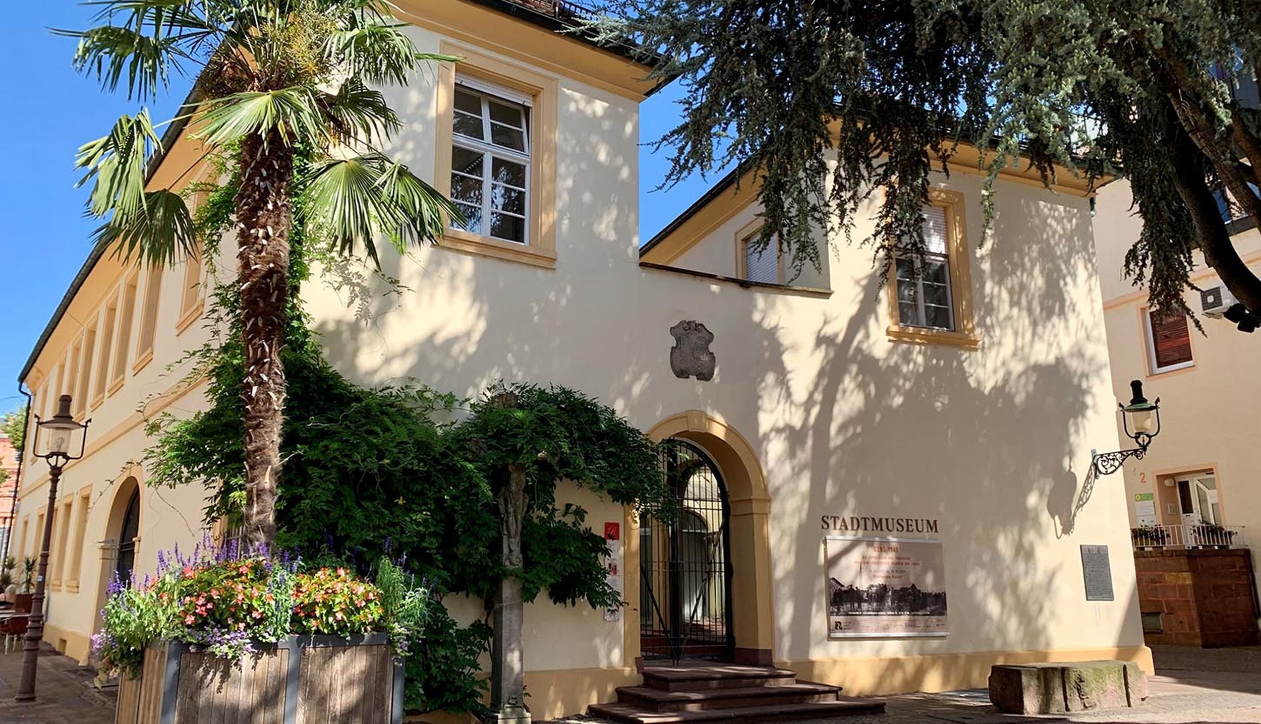 Das Stadtmuseum Rastatt in der Herrenstraße 11 widmet sich der Stadtgeschichte, Foto: Isabelle Joyon. Außenansicht des Stadtmuseums Rastatt vom Faneser Platz aus gesehen.