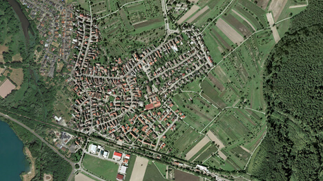 Vue aérienne de Wintersdorf avec des maisons et des champs
