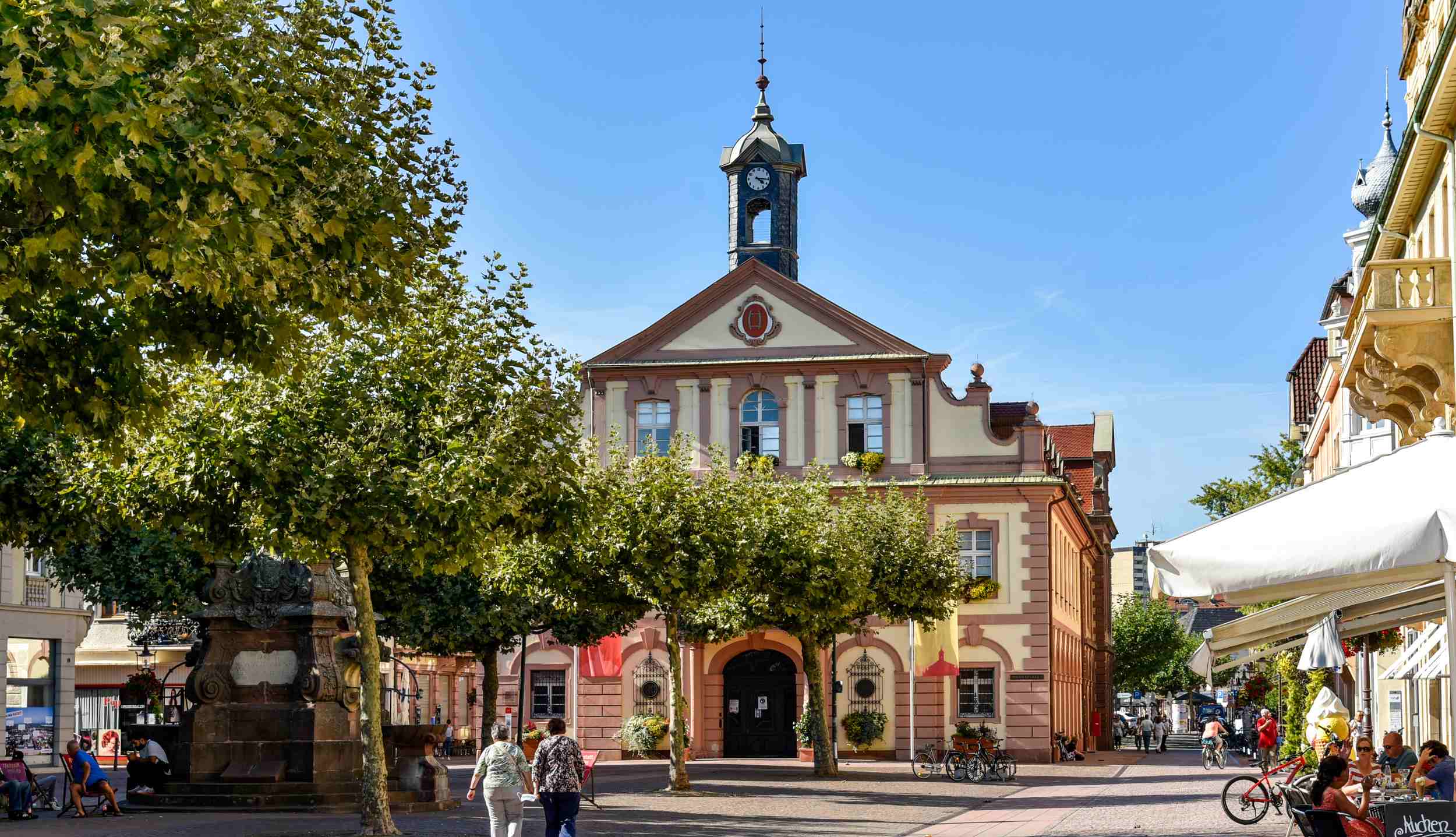 Historisches Rathaus mit Marktplatz in Rastatt