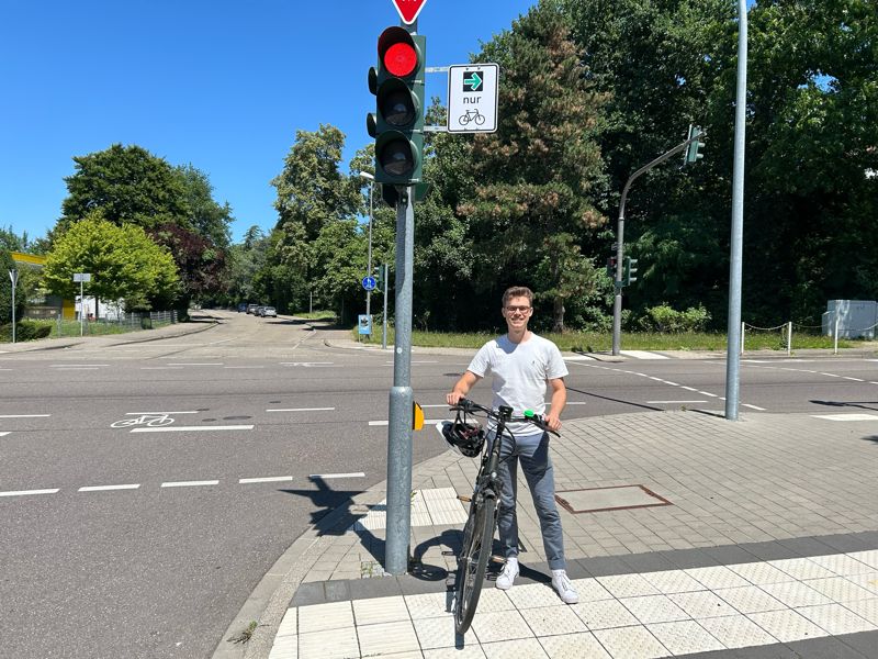 Stephen Bürkli, Rad- und Fußverkehrskoordinator der Stadt Rastatt, an einer der sechs fahrradfreundlichen Kreuzungen. Foto: Jakob Groß / Stadt Rastatt