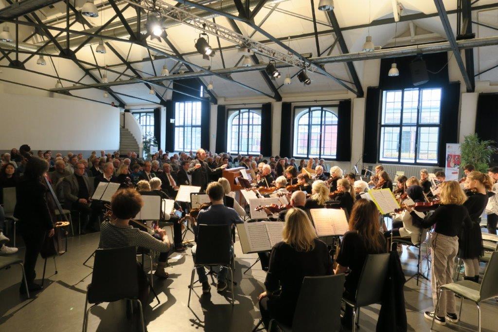 Salle de concert avec musiciens et visiteurs