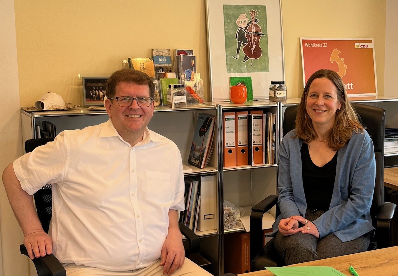 OB Monika Müller (l.) im Gespräch mit Alexander Becker, MdL