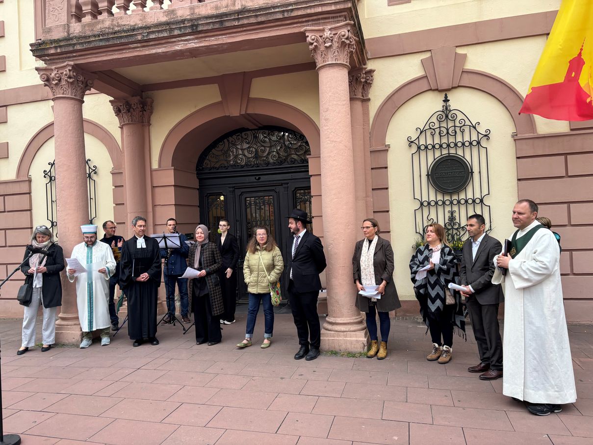 Vertreter der Rastatter Glaubensgemeinschaften sprachen ein gemeinsames Friedensgebet. 