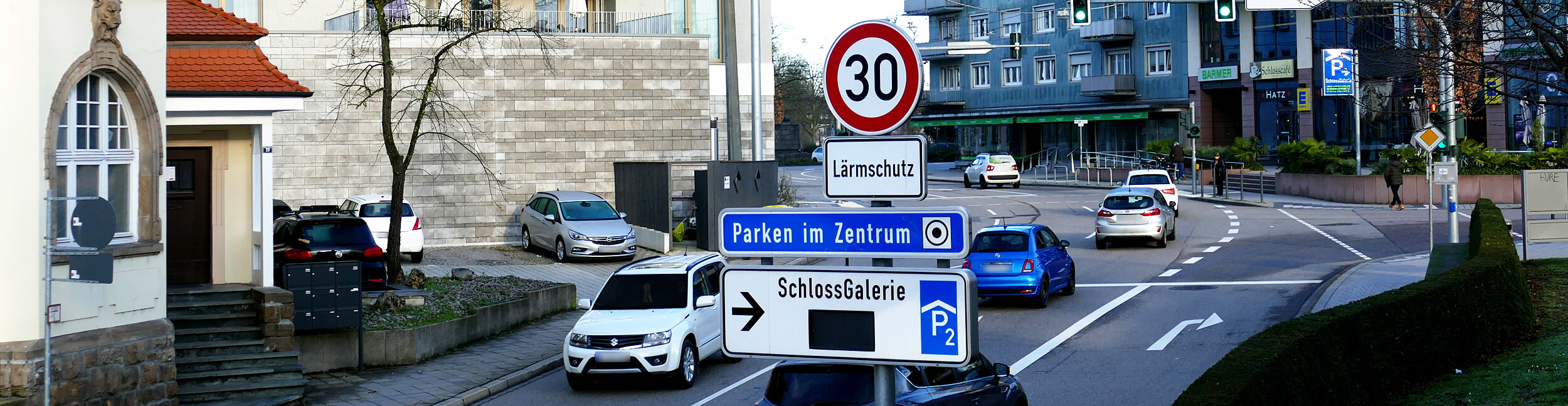 Straße mit Autos, Tempolimit Schild 3 und Lärmschutz-Schild