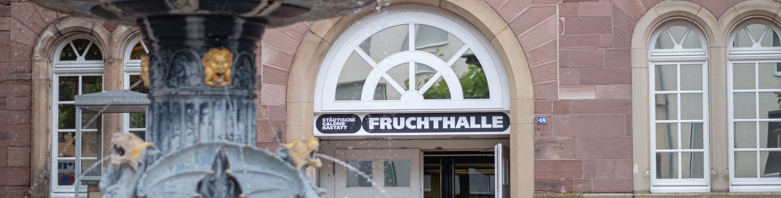 Municipal Gallery Fruchthalle Rastatt, Pfeifferbrunnen with entrance Fruchthalle, photo Oliver Hurst 2021.