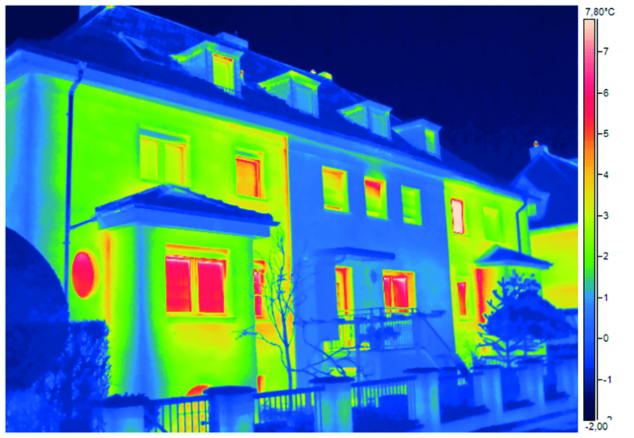 Mithilfe von Infrarotkameras wird sichtbar, an welchen Stellen des Gebäudes Wärme entweicht. Foto: delta GmbH Thermografie-Messung an einem Haus