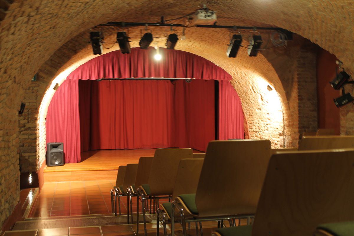 View of the stage with lighting in the Kellertheater Rastatt.