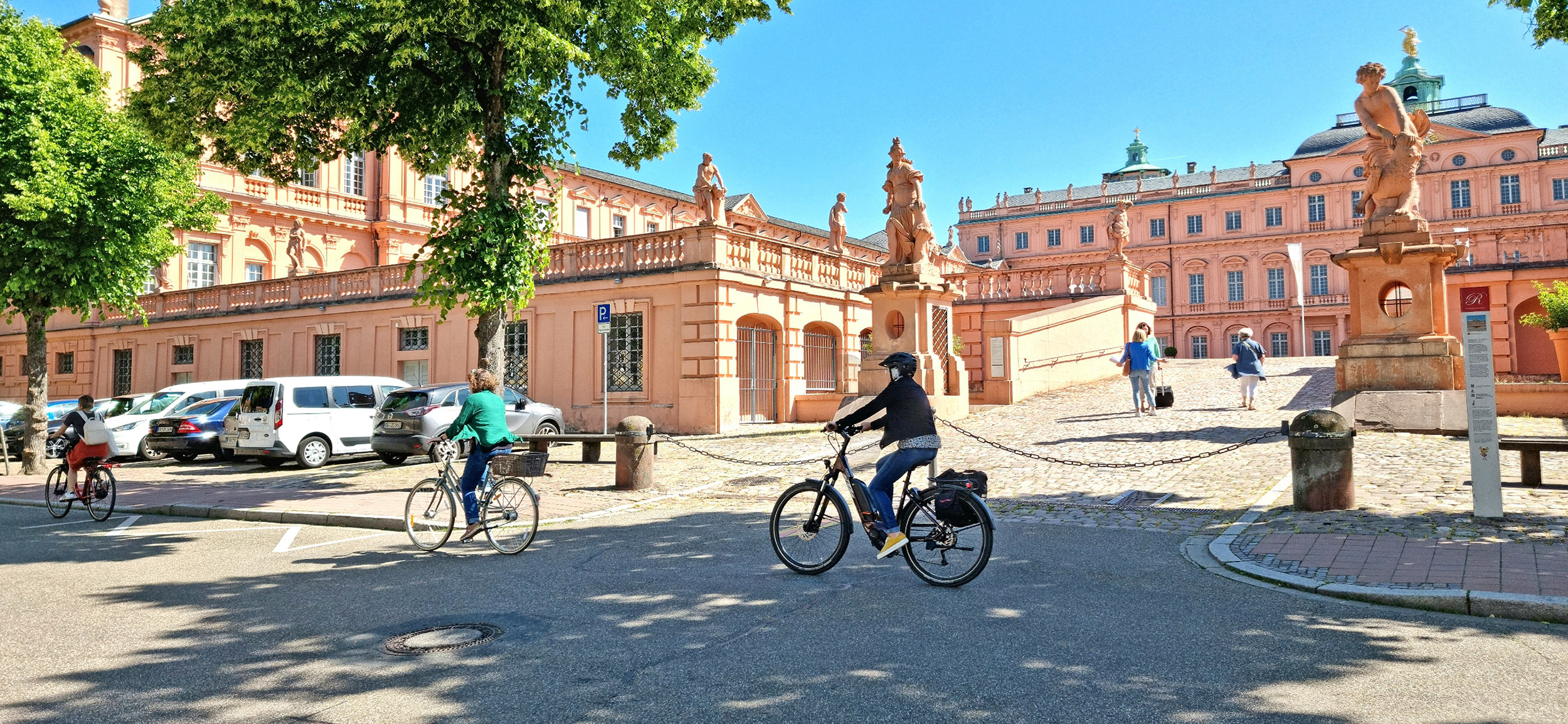 Fahrradfahrer vor dem Schloss in Rastatt