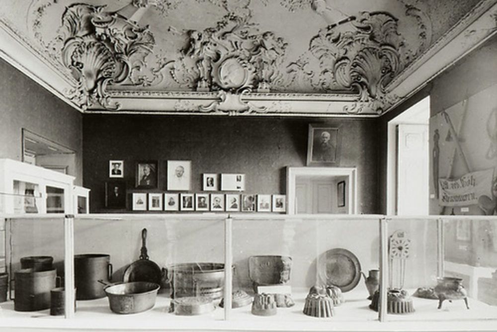 Historical photo: Room in Rastatt Residential Palace with exhibits.