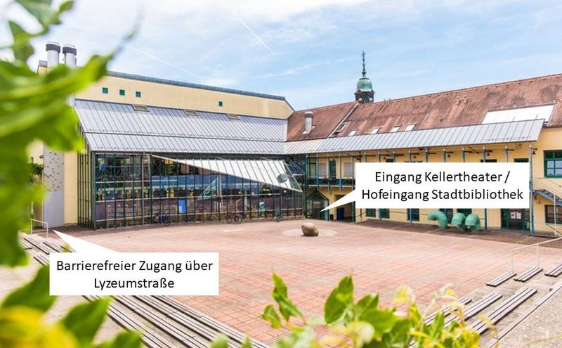 Hof des Kulturforums Rastatts mit Stadtbibliothek und Eingang zum Kellertheater. 