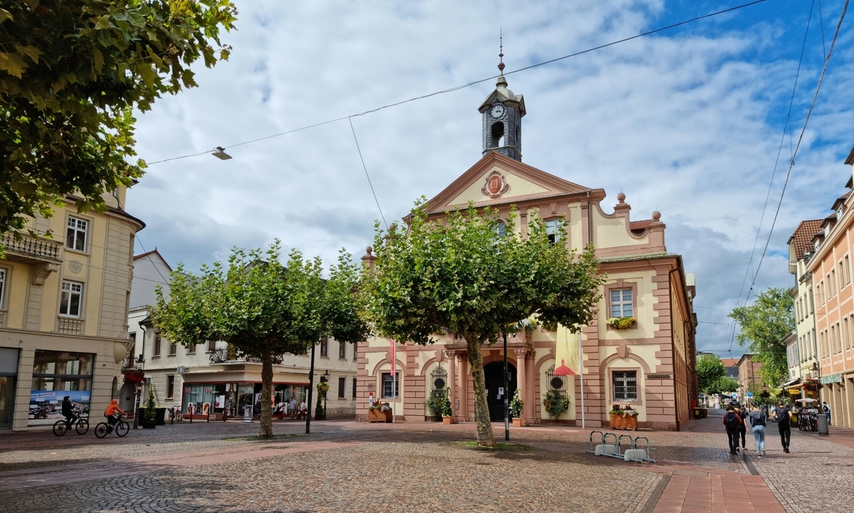 Historisches Rathaus mit Marktplatz in Rastatt