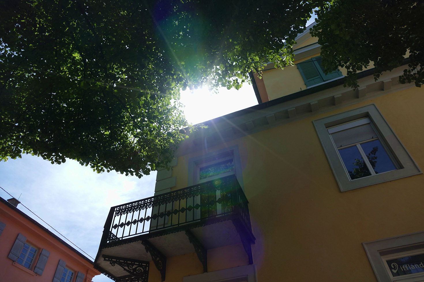 Ein Haus in der Innenstadt von Rastatt von unten fotografiert. 