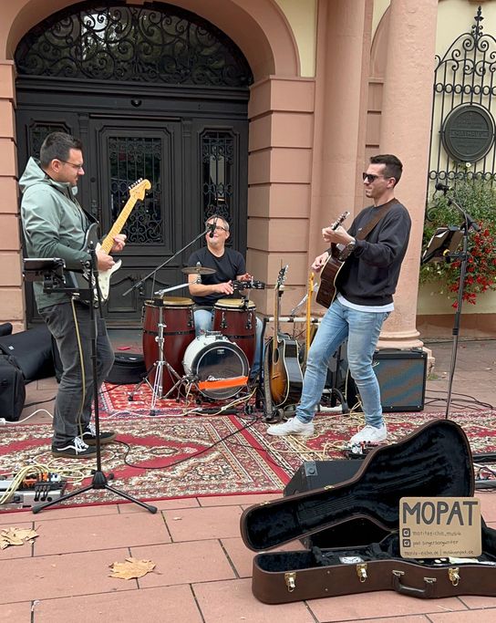 MOPAT-Trio spielt vor dem Rathaus