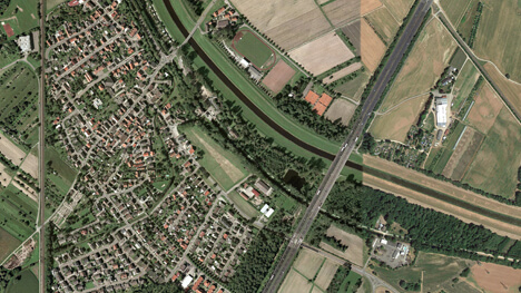 Vue aérienne de Niederbühl avec des champs et des maisons