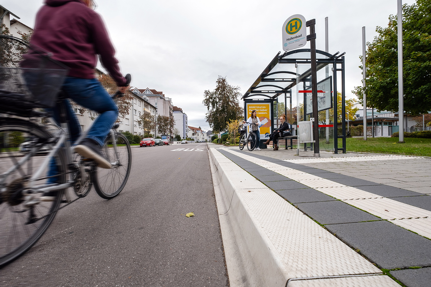 Des cyclistes et des personnes à un arrêt de bus à Rastatt