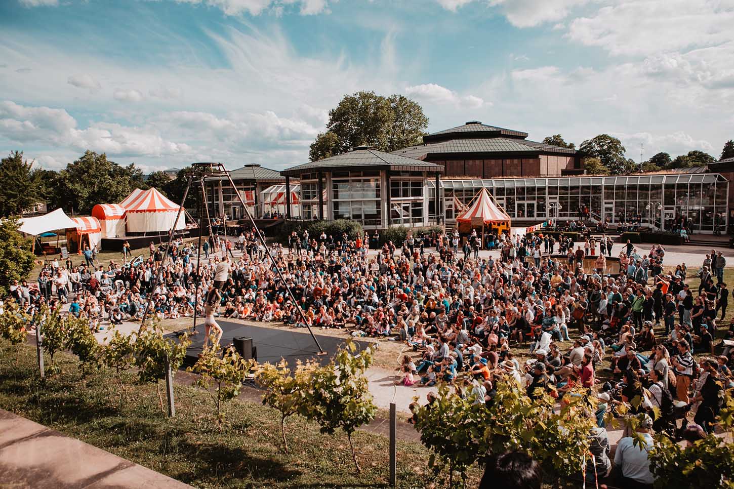 Aufführung im Murgpark beim tête-à-tête mit Publikum und Artisten