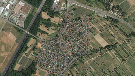 Vue aérienne de Rauental avec champs et maisons