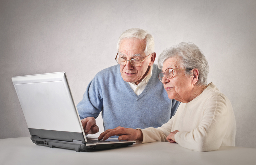 Deux seniors devant un ordinateur portable