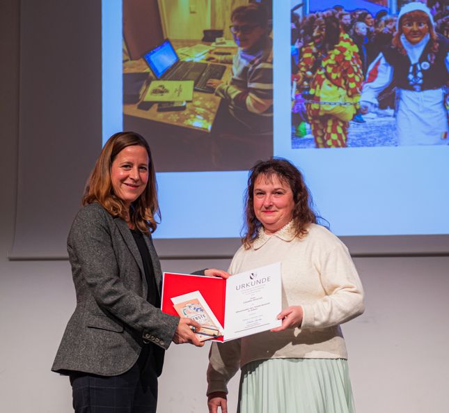 Claudia Heinrich und Oberbürgermeisterin Monika Müller.