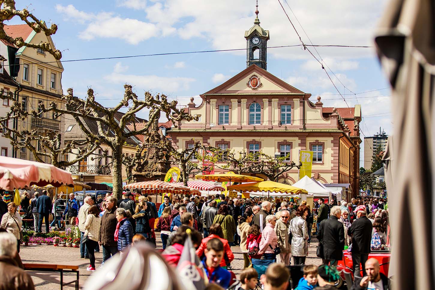 Des gens au marché de printemps sur la place du marché de Rastatt