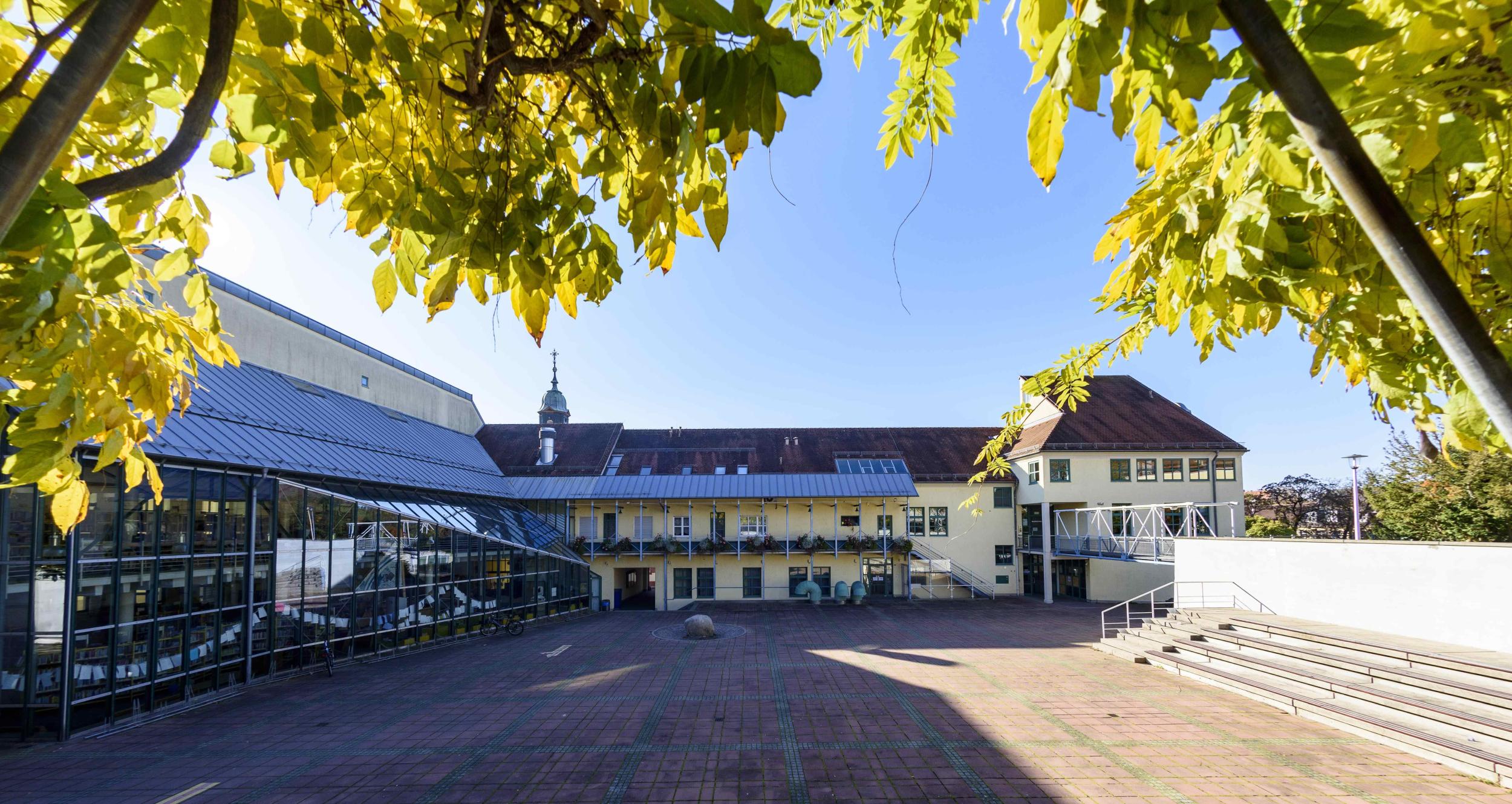 place vide avec l'école de musique et le Kulturforum en arrière-plan