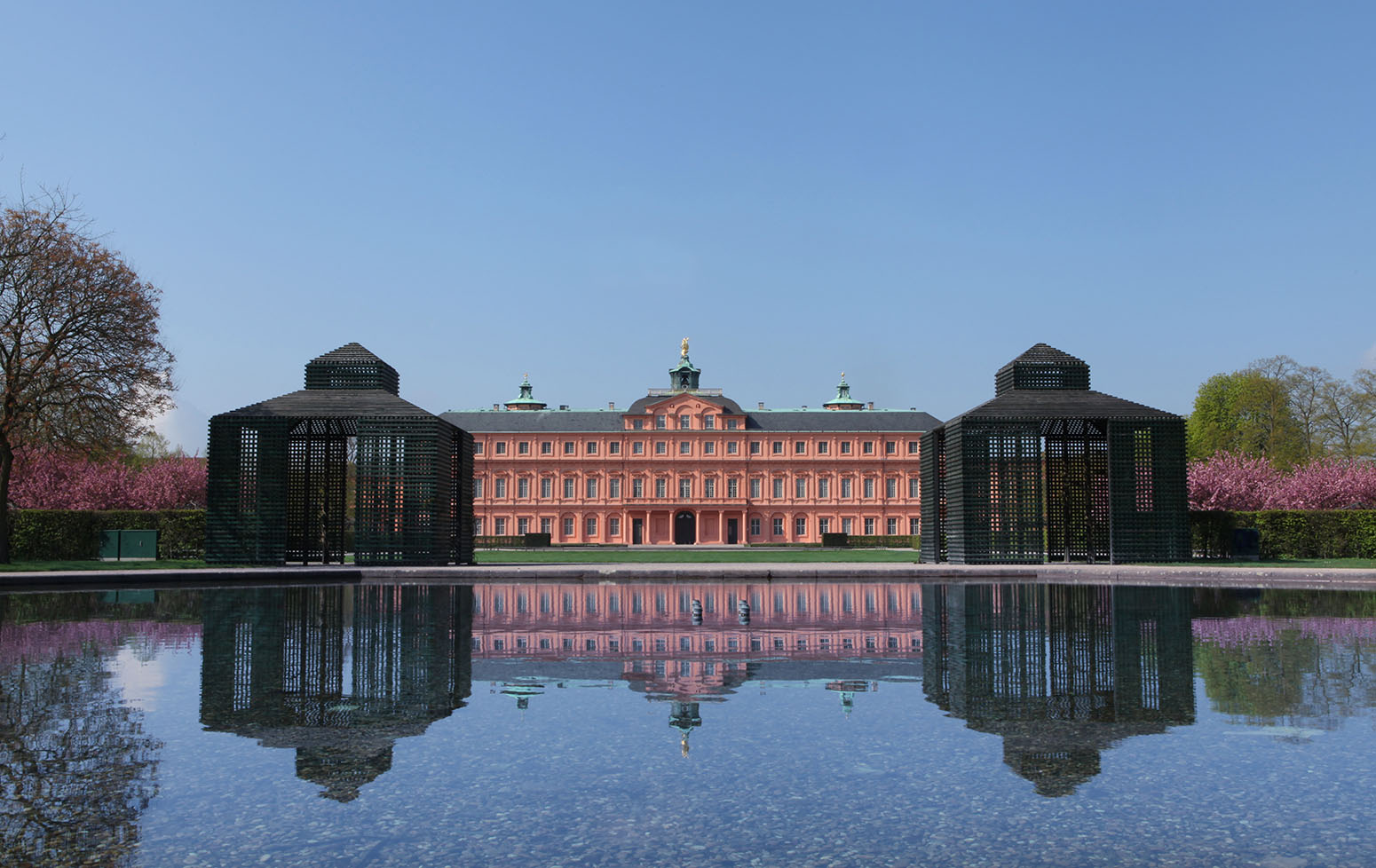 Château de Rastatt avec étang au printemps